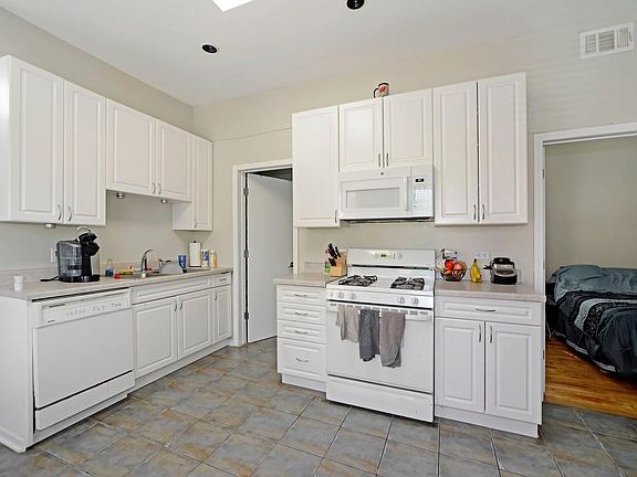 3rd image of 536 N Armour St #2