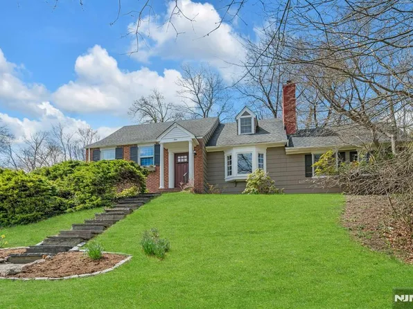 1 Crescent Pl, Ho Ho Kus, NJ 07423