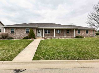 525 Cork Dr NW, Cascade, IA 52033