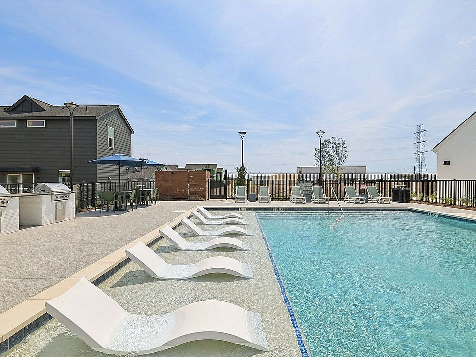 YardHomes Trailside Swimming Pool