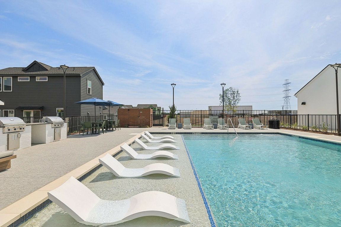 YardHomes Trailside Swimming Pool