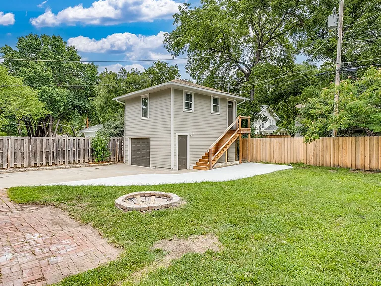 338 N Quentin St — Photo 23