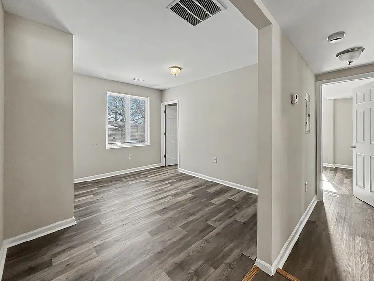 832 49th St NE — Photo 2