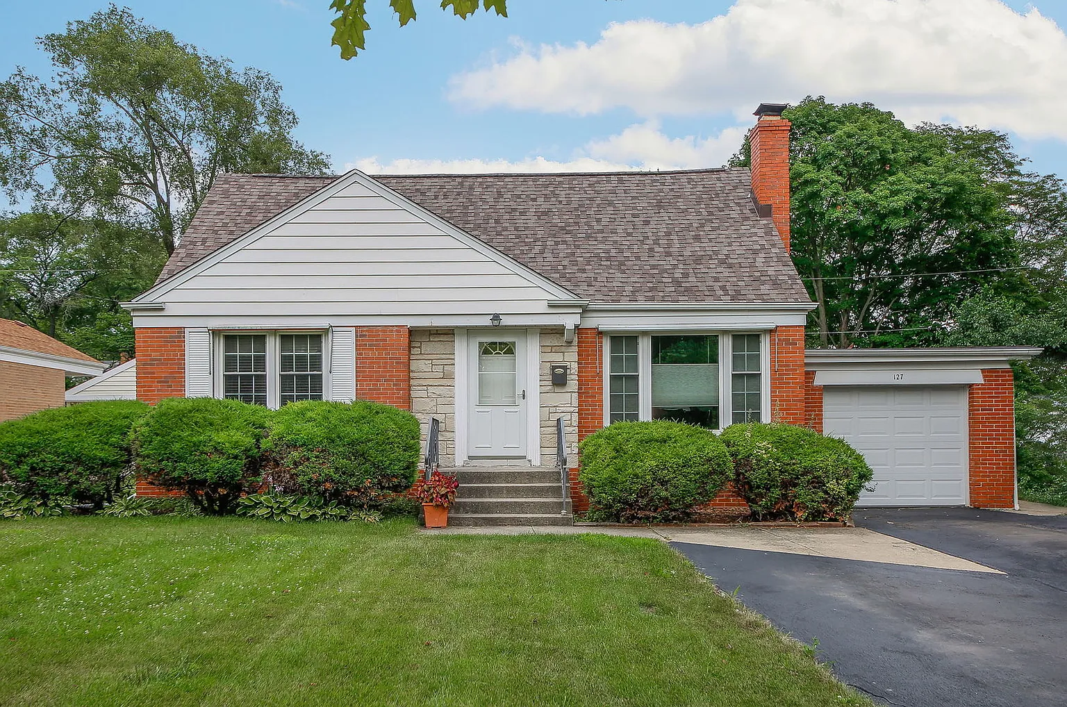 127 Mohawk Dr photo 1
