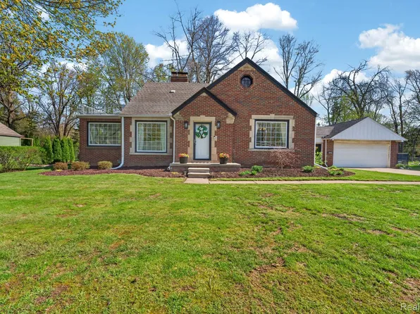 20479 Old Homestead Dr, Harper Woods, MI 48225