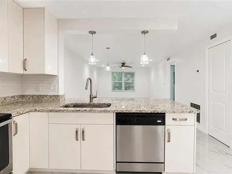 2504 SE 16th Pl #104 — Photo 7