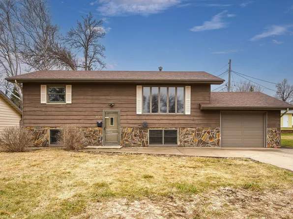 609 14th St NW, Mandan, ND 58554