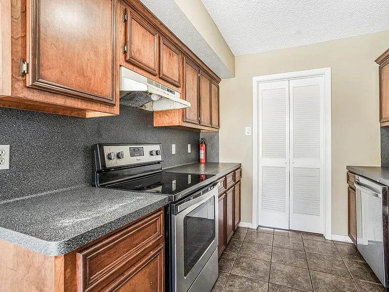 17810 Crestline Rd — Photo 14
