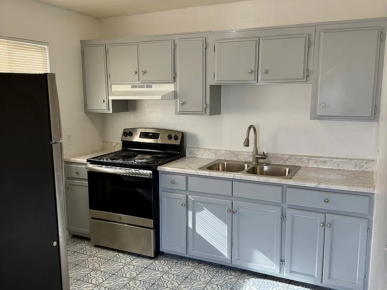 2105 N Webster St — Photo 3
