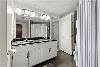 3 bed, 2.5 bath, 1369 sqft, $5,200 — Photo 2