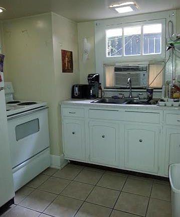 4th image of 527 Broadway St #A