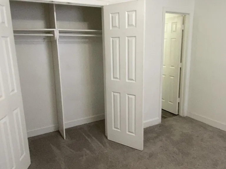 1 bedroom: closet