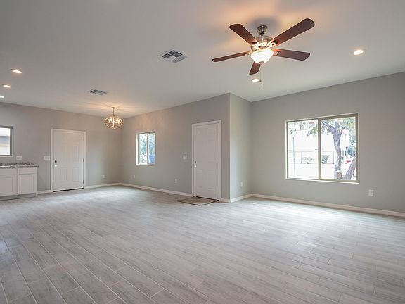 5th image of 216 W Blacklidge Dr