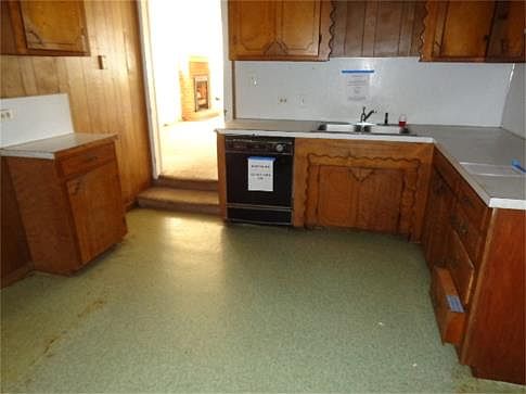3rd image of 608 N Elm St
