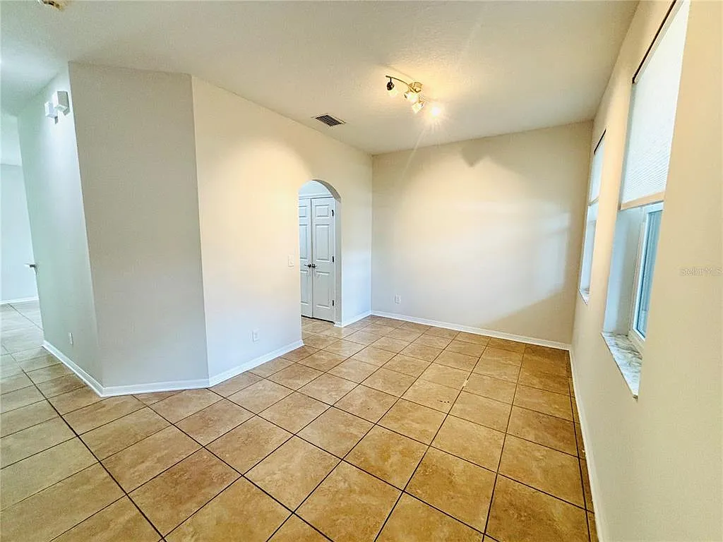 5 bed, 3.5 bath, 2508 sqft, $3,400 — Photo 3