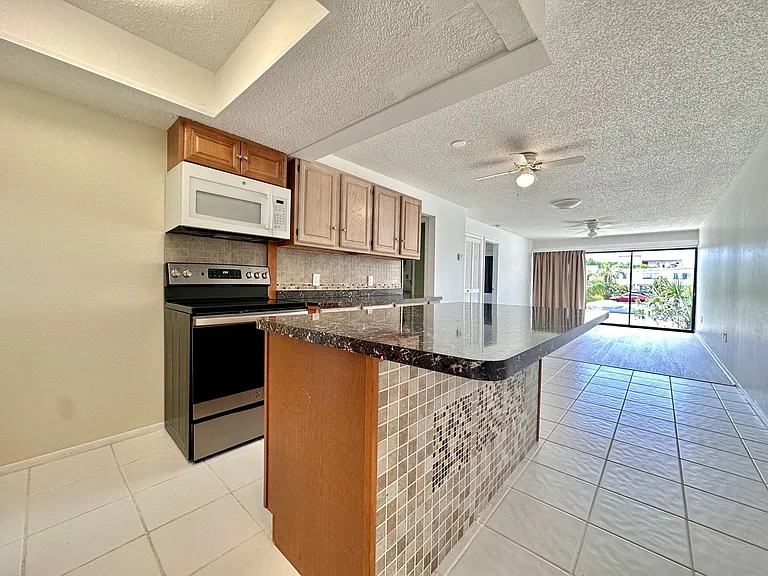 1001 W Marion Ave #9 — Photo 7