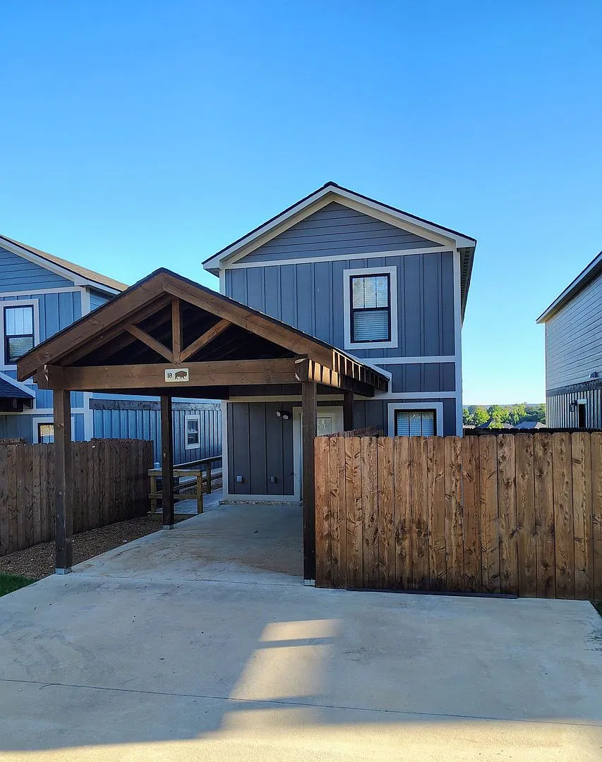 3 Bedroom/2 Bathroom Townhouse Southside — Photo 4