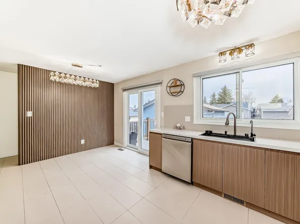 2039 48th St NW, Edmonton, AB T6L 2W5