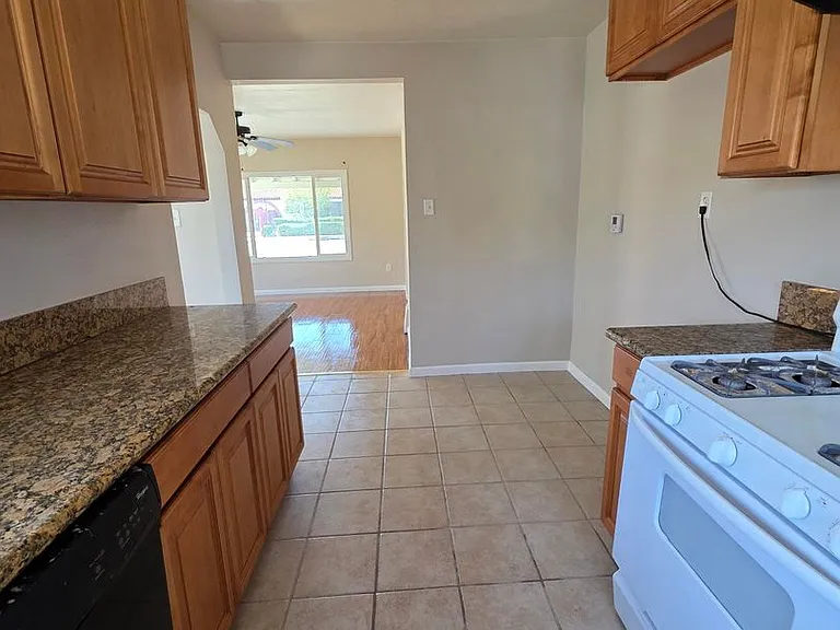 2641 N Arrowhead Ave — Photo 15