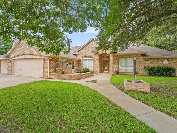 1704 Meadowbrook Ct, Decatur, TX 76234