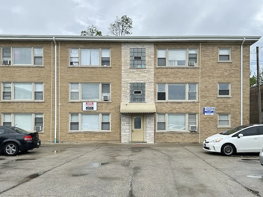 Attractive 2 Bed, 1 Bath at Milwaukee + Howard (Niles) — Photo 1