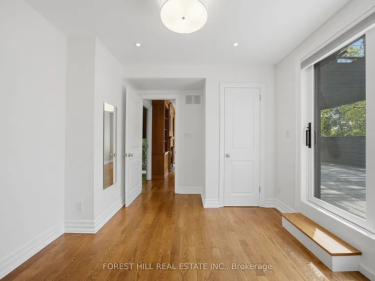 52 Shaftesbury Ave — Photo 16