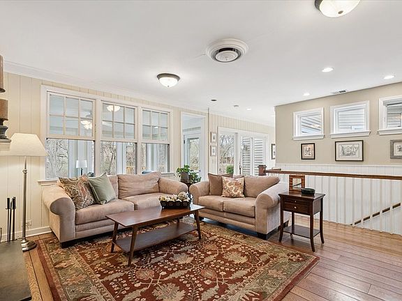 4th image of 346 Crescent Dr