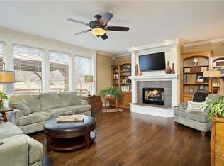 9534 Vista Dr, Lenexa, KS 66220