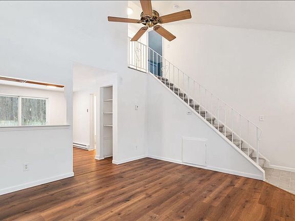3rd image of 25 Wake Robin Rd