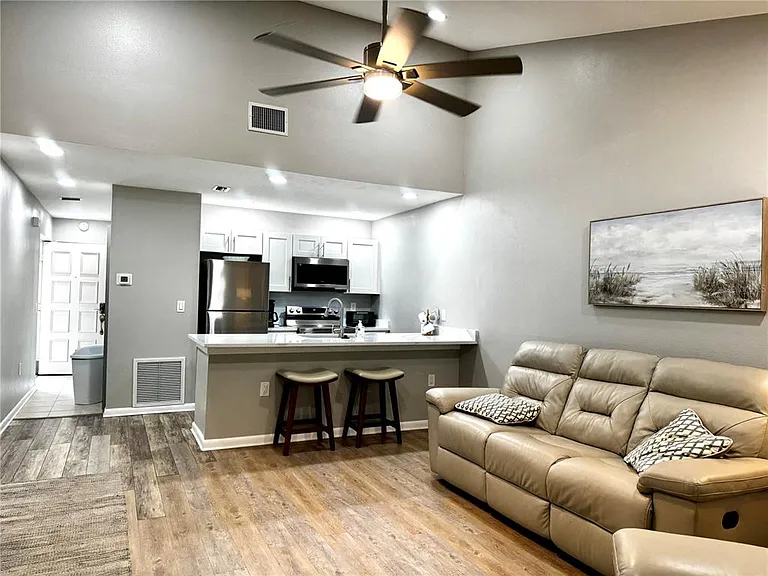 4707 Winslow Beacon #2 — Photo 4