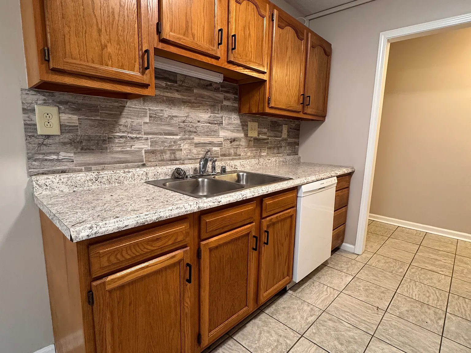 2 bed, 1100 sqft, $1,300 — Photo 3