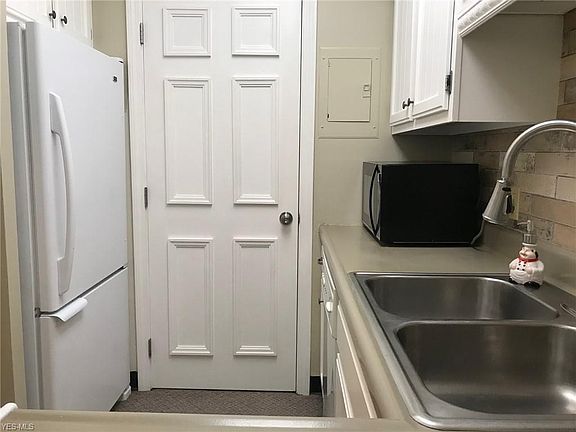 4th image of 553 Heritage Sq