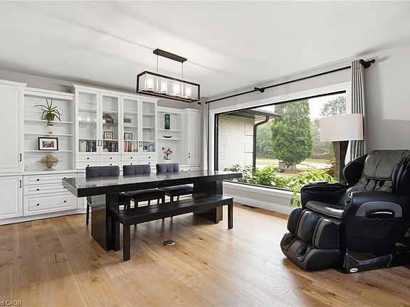 5th image of 8 Squire Ct
