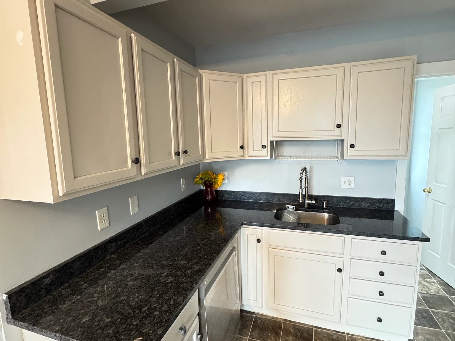 3 bed, 1250 sqft, $2,200 — Photo 2