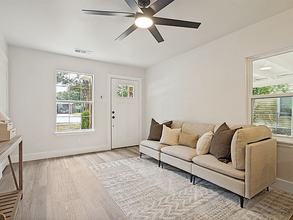 5th image of 215 Loma Dr