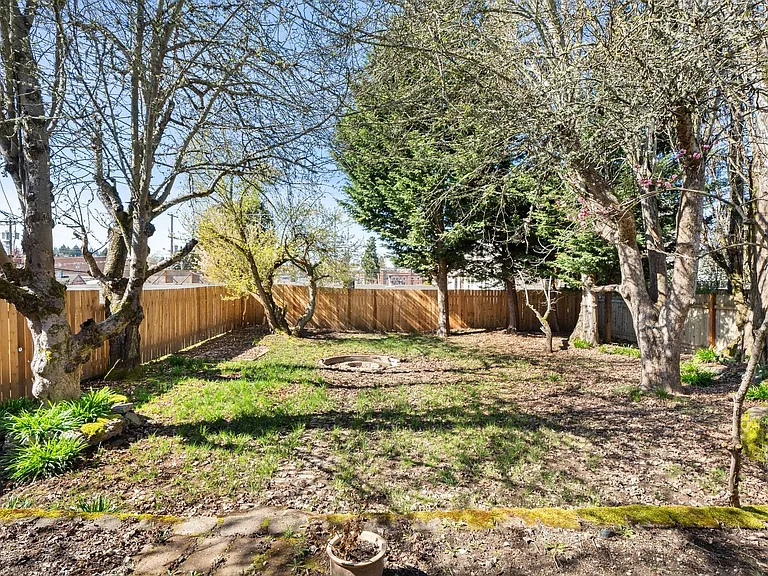 709 McKenzie Ave — Photo 33