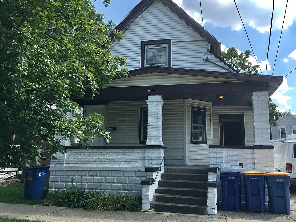 652 Chatham NW