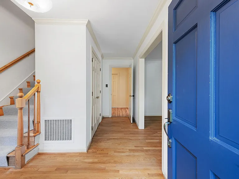 2401 Scarsborough Dr — Photo 4