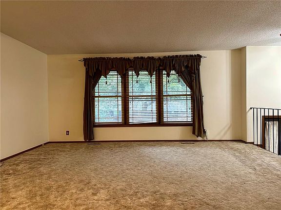 3rd image of 140 White Ridge Dr