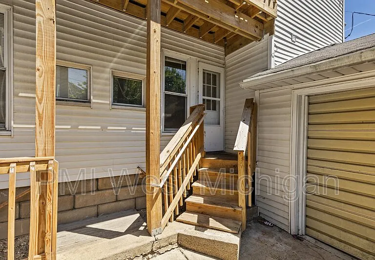 1051 Pine Ave NW — Photo 6