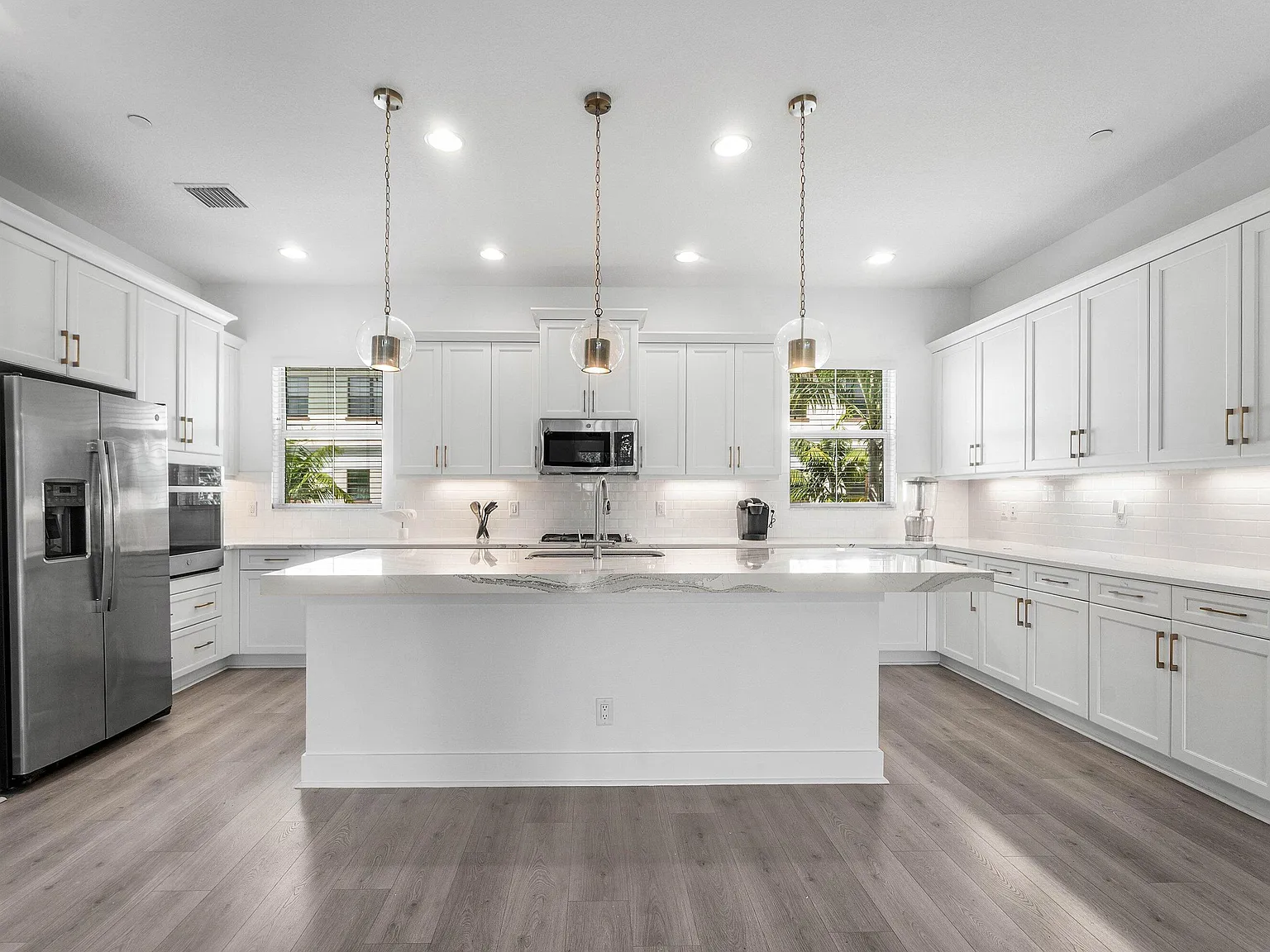 4 bed, 3.5 bath, 2252 sqft, $5,300 — Photo 1