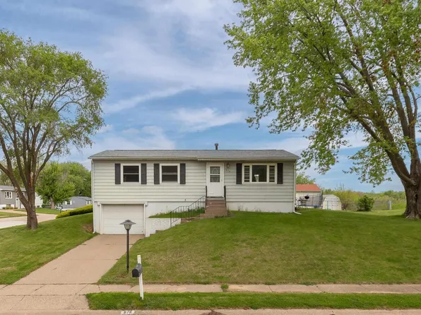 676 W 57th St, Davenport, IA 52806