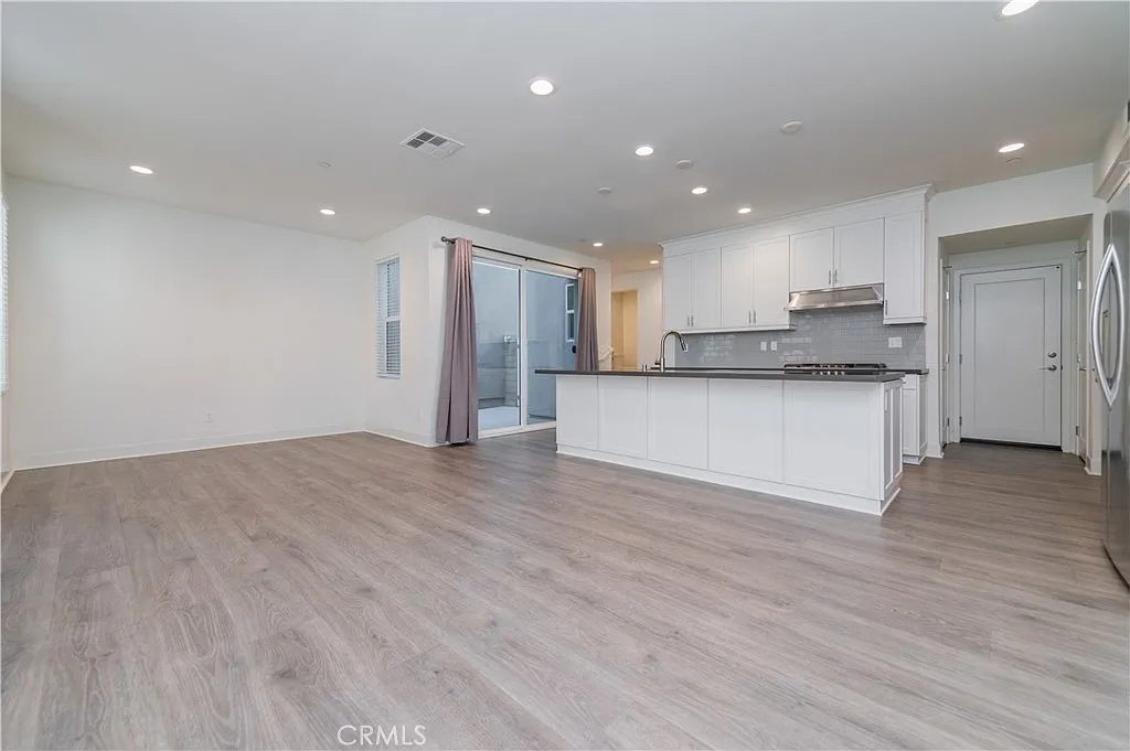 3 bed, 4.0 bath, 1991 sqft, $5,100 — Photo 2