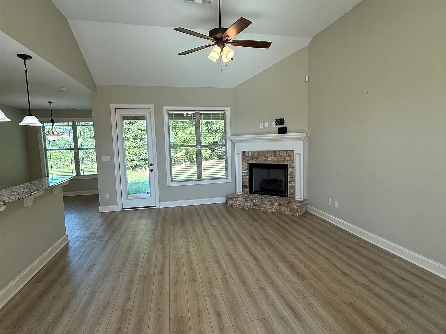 3 bed, 2.0 bath, 1762 sqft, $1,900 — Photo 2