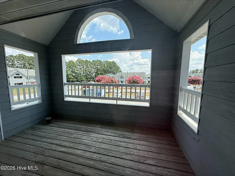 102 Breezewood Dr — Photo 4
