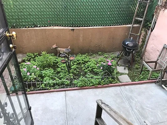 Rented by Zikos Realty Services | media 26