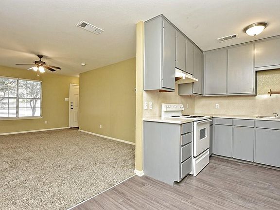 5th image of 552 E Cedar St #556