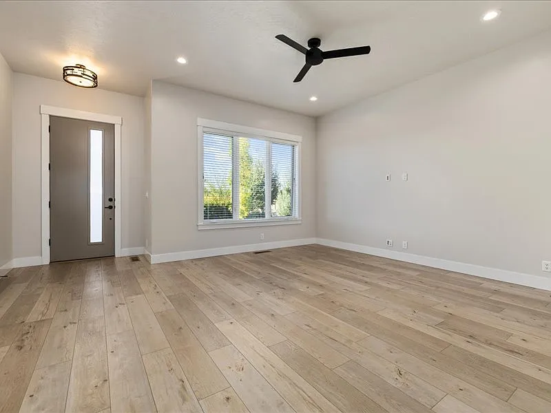 3 bed, 2.5 bath, 1837 sqft, $2,595 — Photo 2