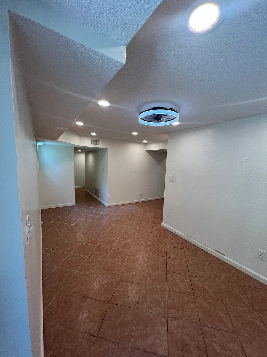 Building Photo - 2210 Shamrock Dr #BASEMENT