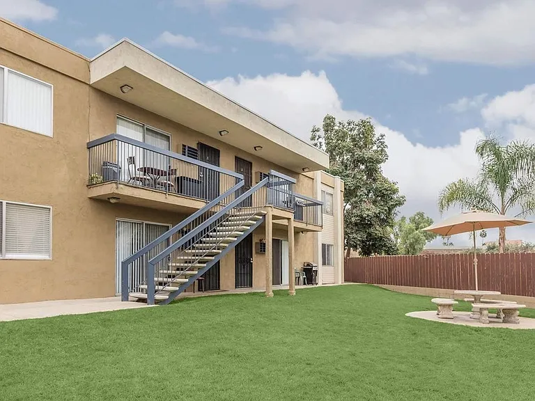 Sandalwood Apartments — Photo 14